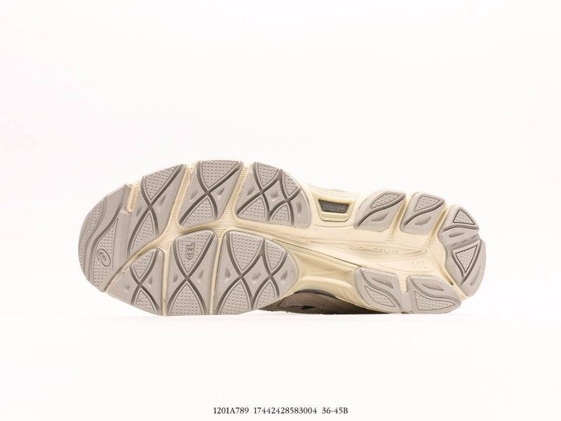 حذاء ASICS GEL-NYC باللون الرمادي الكريمي