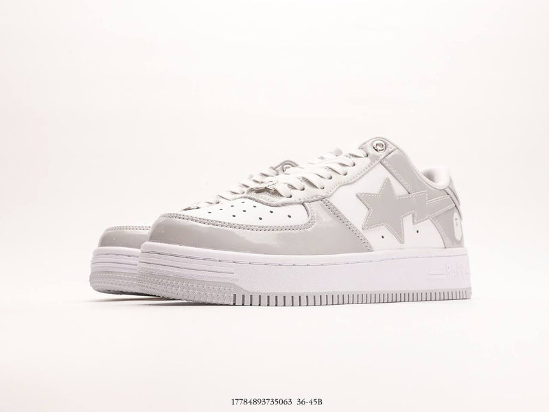 حذاء A Bathing Ape Bape Sta Low من الجلد اللامع باللون الأبيض والرمادي (2023)