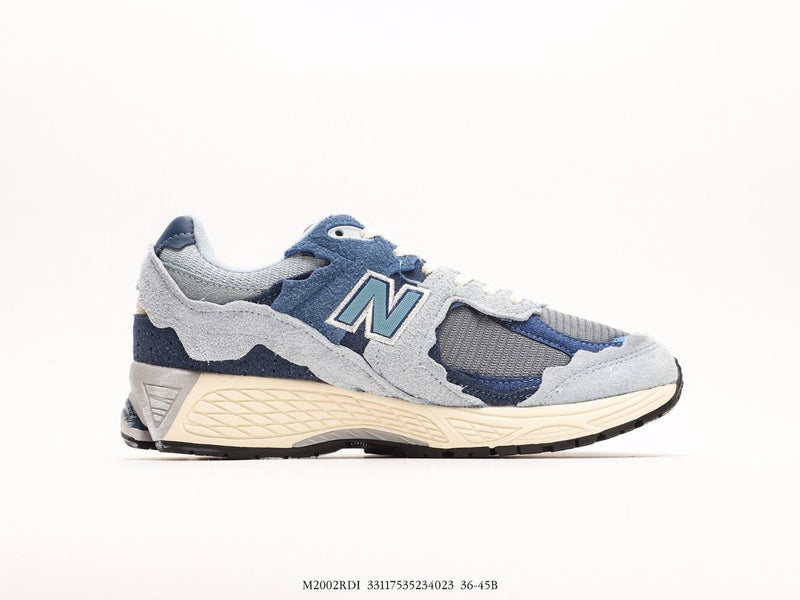 مجموعة إنتاج New Balance 2002R باللون الرمادي الفاتح والأرجواني