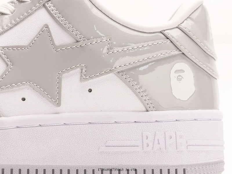 حذاء A Bathing Ape Bape Sta Low من الجلد اللامع باللون الأبيض والرمادي (2023)