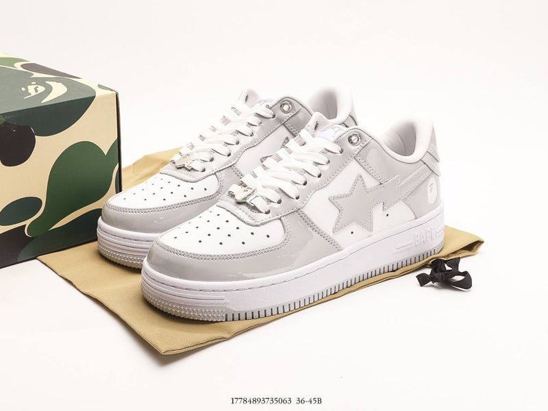 حذاء A Bathing Ape Bape Sta Low من الجلد اللامع باللون الأبيض والرمادي (2023)
