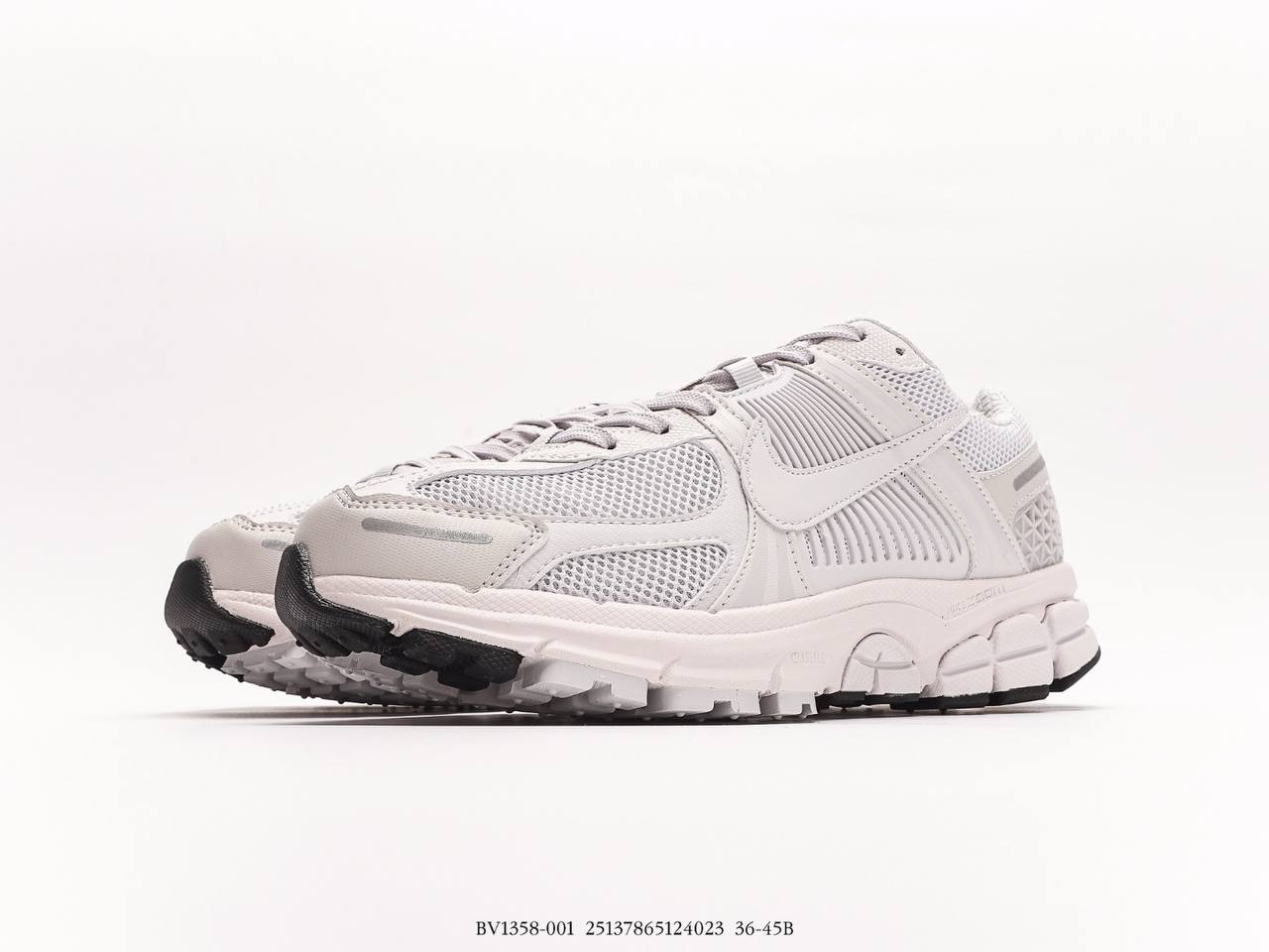 حذاء Nike NK Zoom Vomero 5 أبيض ورمادي غامق
