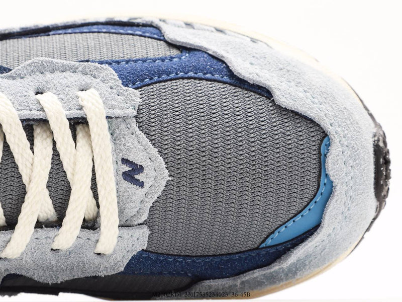 مجموعة إنتاج New Balance 2002R باللون الرمادي الفاتح والأرجواني