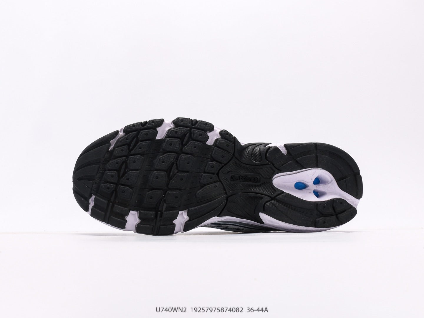 حذاء نيو بالانس 740v2 أبيض فضي