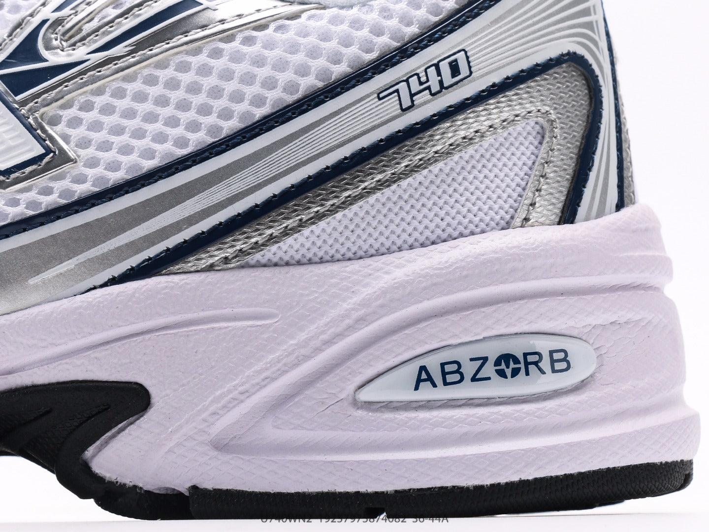 حذاء نيو بالانس 740v2 أبيض فضي