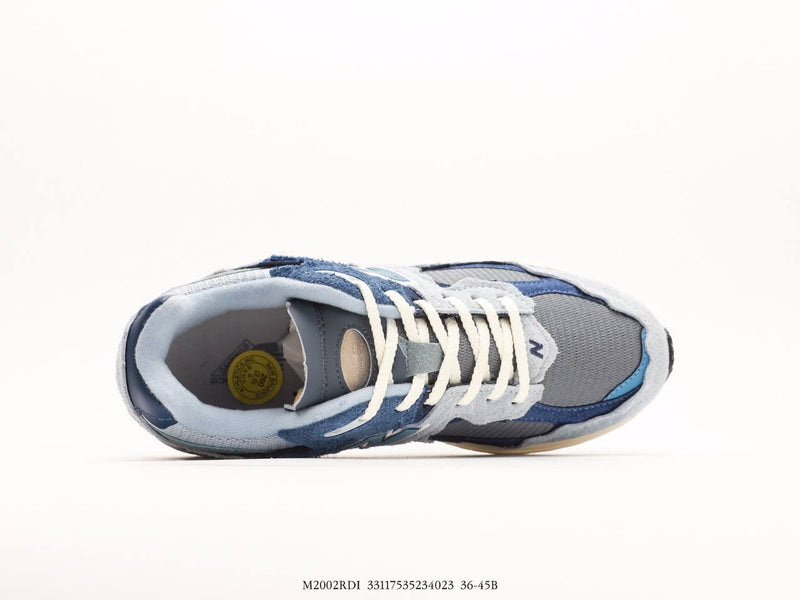 مجموعة إنتاج New Balance 2002R باللون الرمادي الفاتح والأرجواني