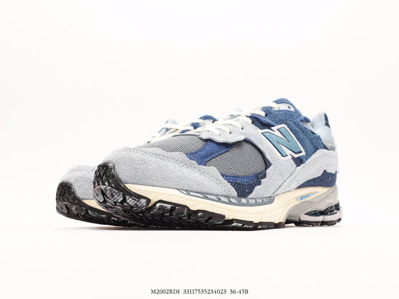 مجموعة إنتاج New Balance 2002R باللون الرمادي الفاتح والأرجواني
