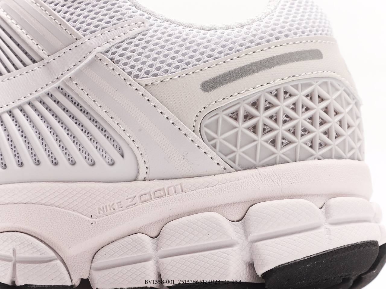 حذاء Nike NK Zoom Vomero 5 أبيض ورمادي غامق