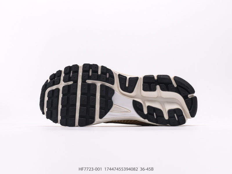 حذاء Nike Zoom Vomero 5 باللون الذهبي المعدني
