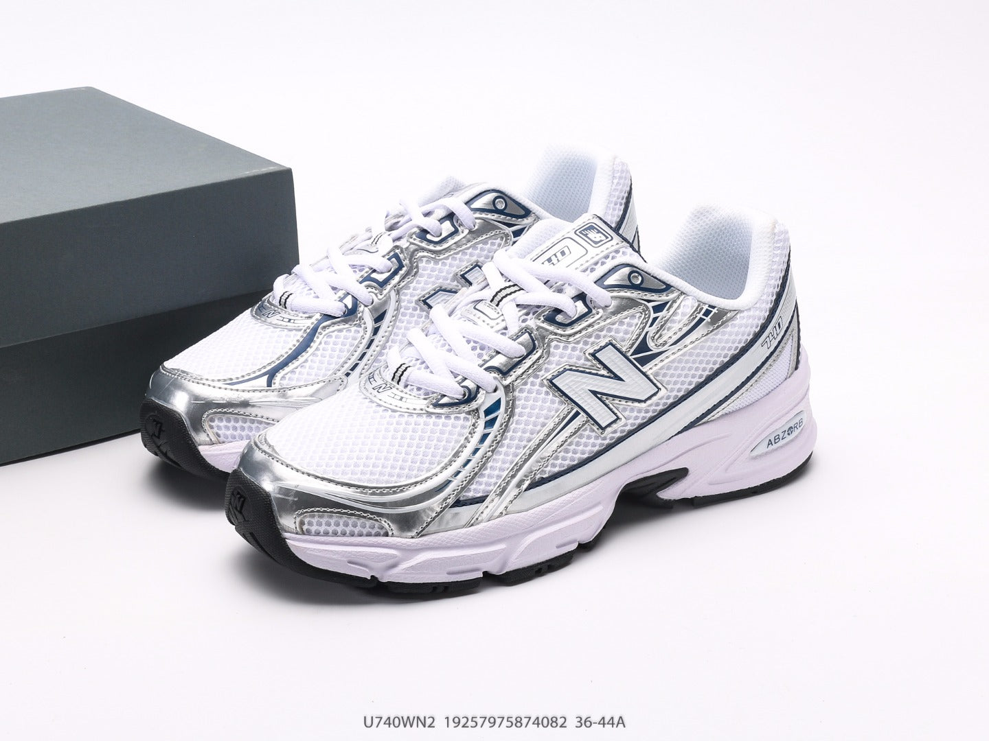 حذاء نيو بالانس 740v2 أبيض فضي