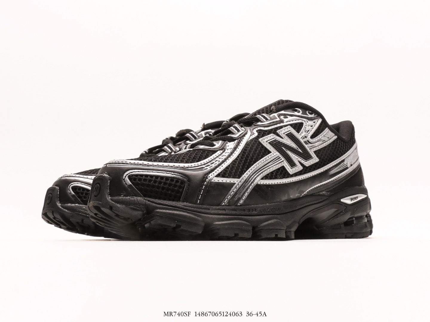 حذاء نيو بالانس 740v2 باللون الأسود