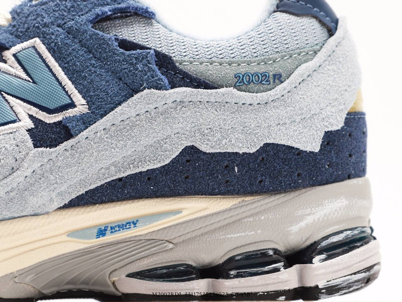 مجموعة إنتاج New Balance 2002R باللون الرمادي الفاتح والأرجواني
