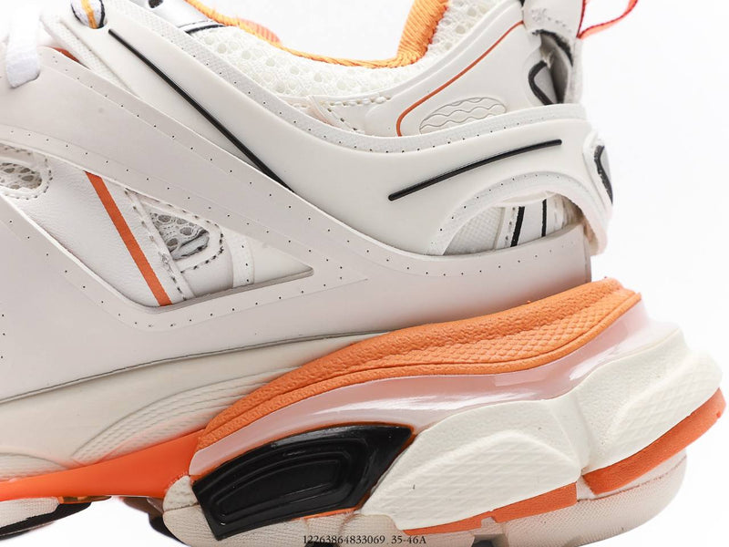 حذاء Balenciaga Track باللون الأبيض والبرتقالي