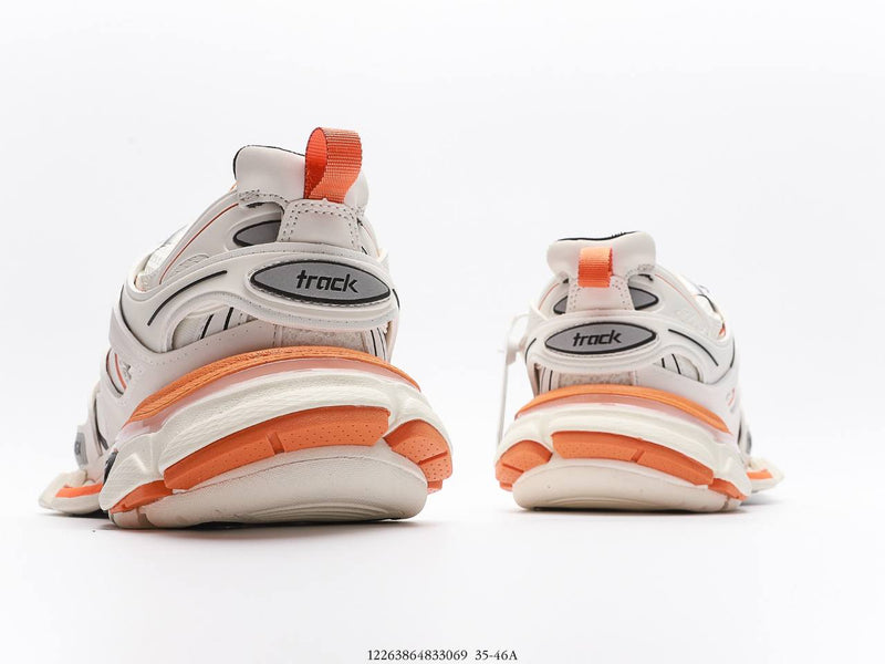حذاء Balenciaga Track باللون الأبيض والبرتقالي