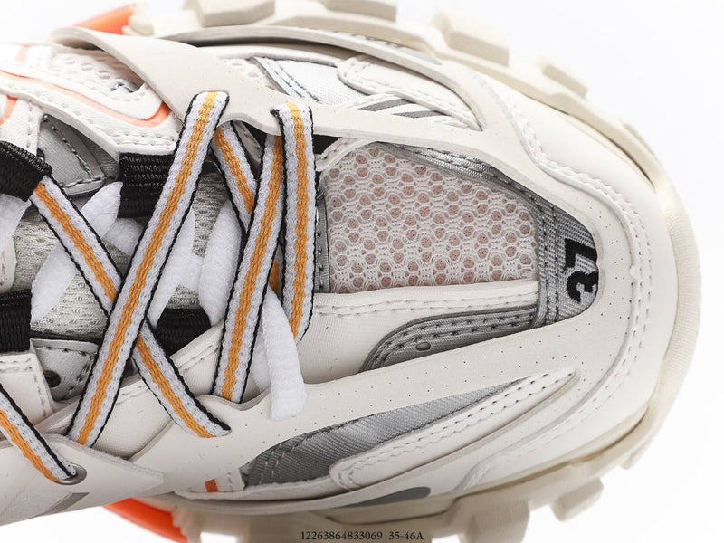 حذاء Balenciaga Track باللون الأبيض والبرتقالي
