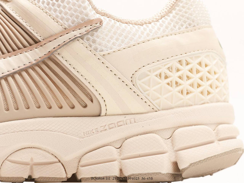 NIKE ZOOM Vomero 5   Sail Light Orewood Brown