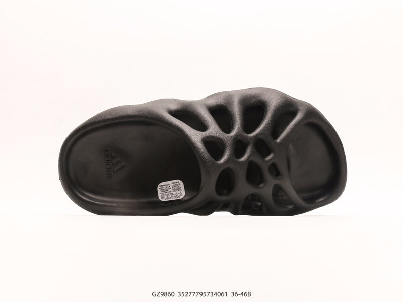 حذاء Yeezy 450 SLIDE من Adidas Originals