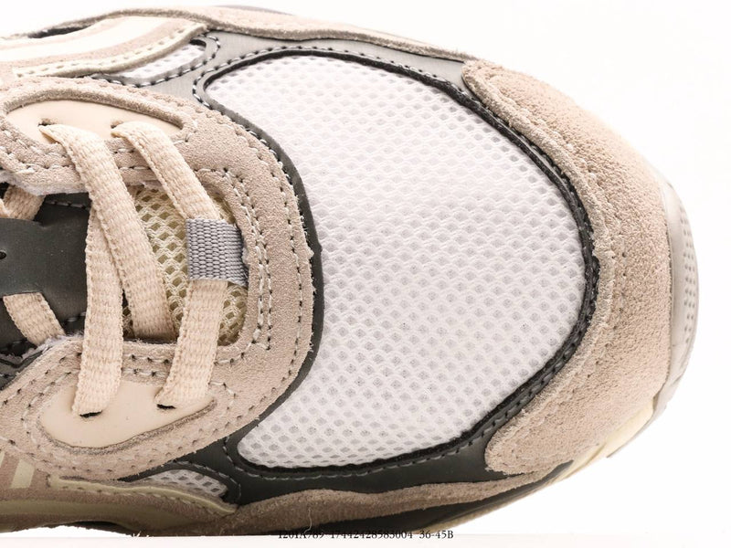 حذاء ASICS GEL-NYC باللون الرمادي الكريمي