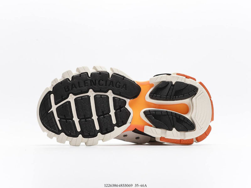حذاء Balenciaga Track باللون الأبيض والبرتقالي