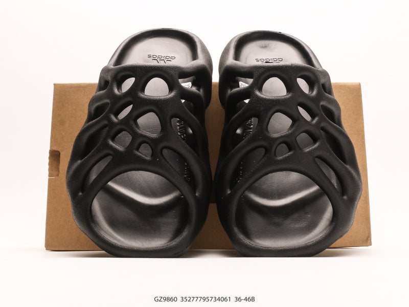 حذاء Yeezy 450 SLIDE من Adidas Originals