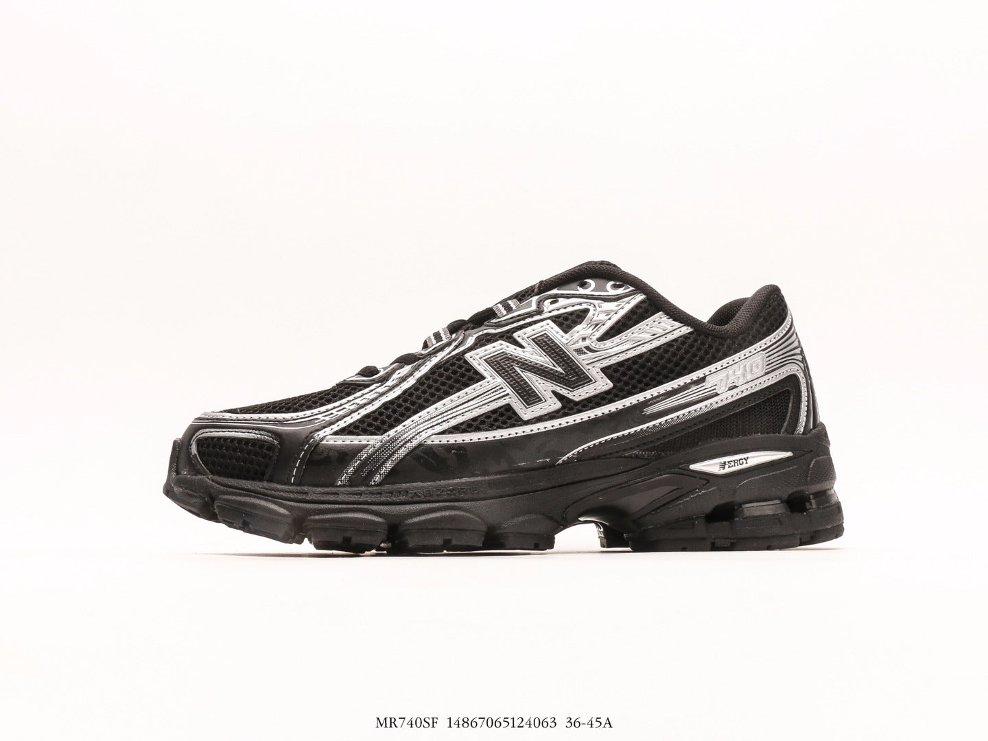 حذاء نيو بالانس 740v2 باللون الأسود