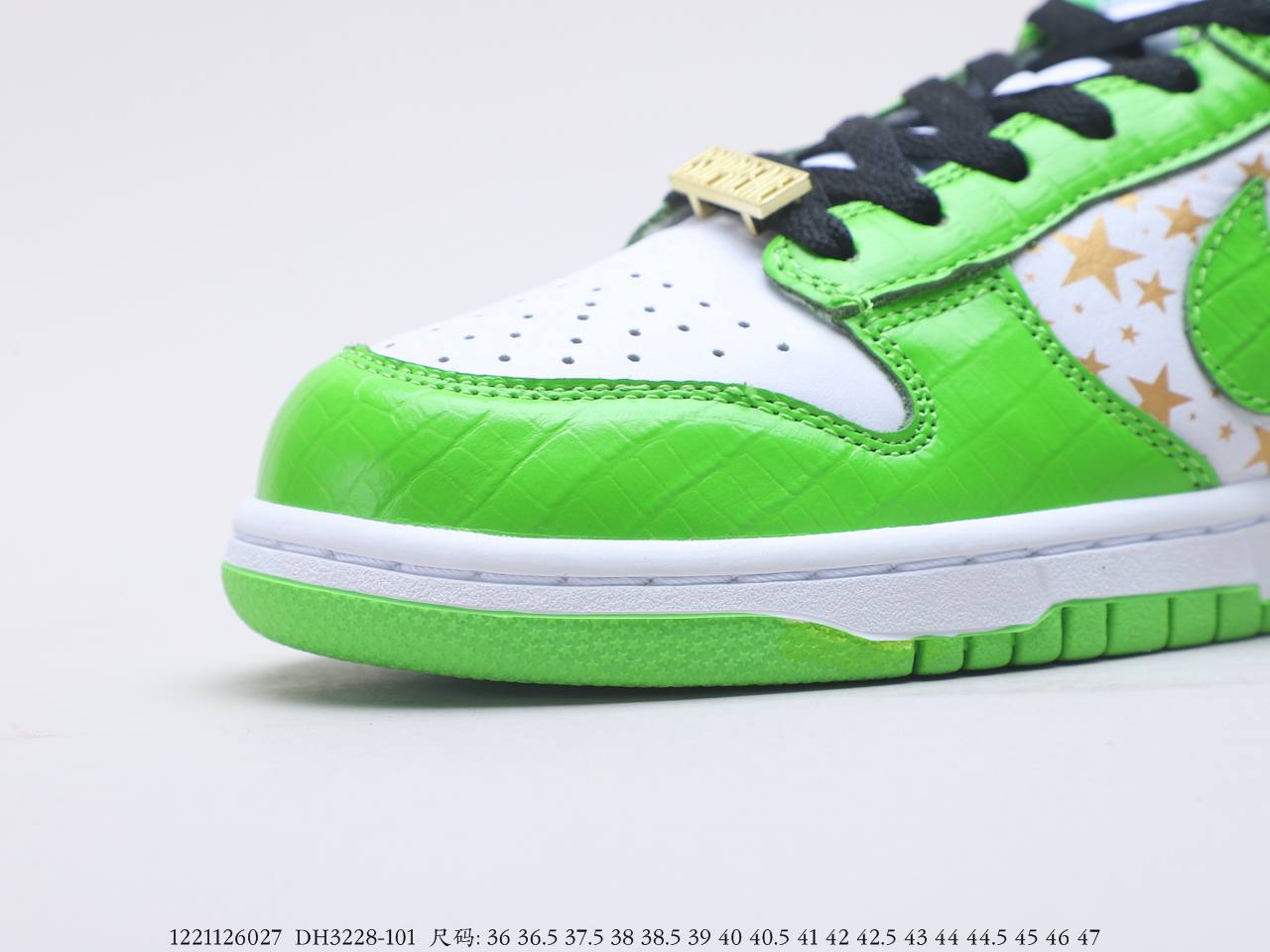 Nike Dunk Low Supreme White and green