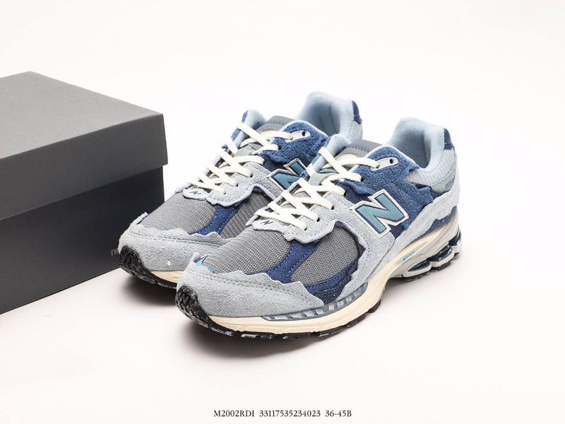 مجموعة إنتاج New Balance 2002R باللون الرمادي الفاتح والأرجواني
