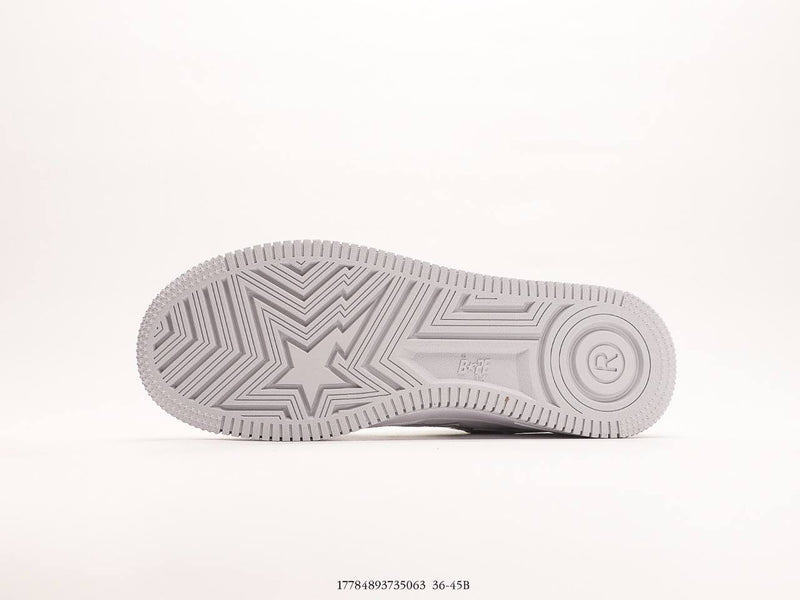حذاء A Bathing Ape Bape Sta Low من الجلد اللامع باللون الأبيض والرمادي (2023)