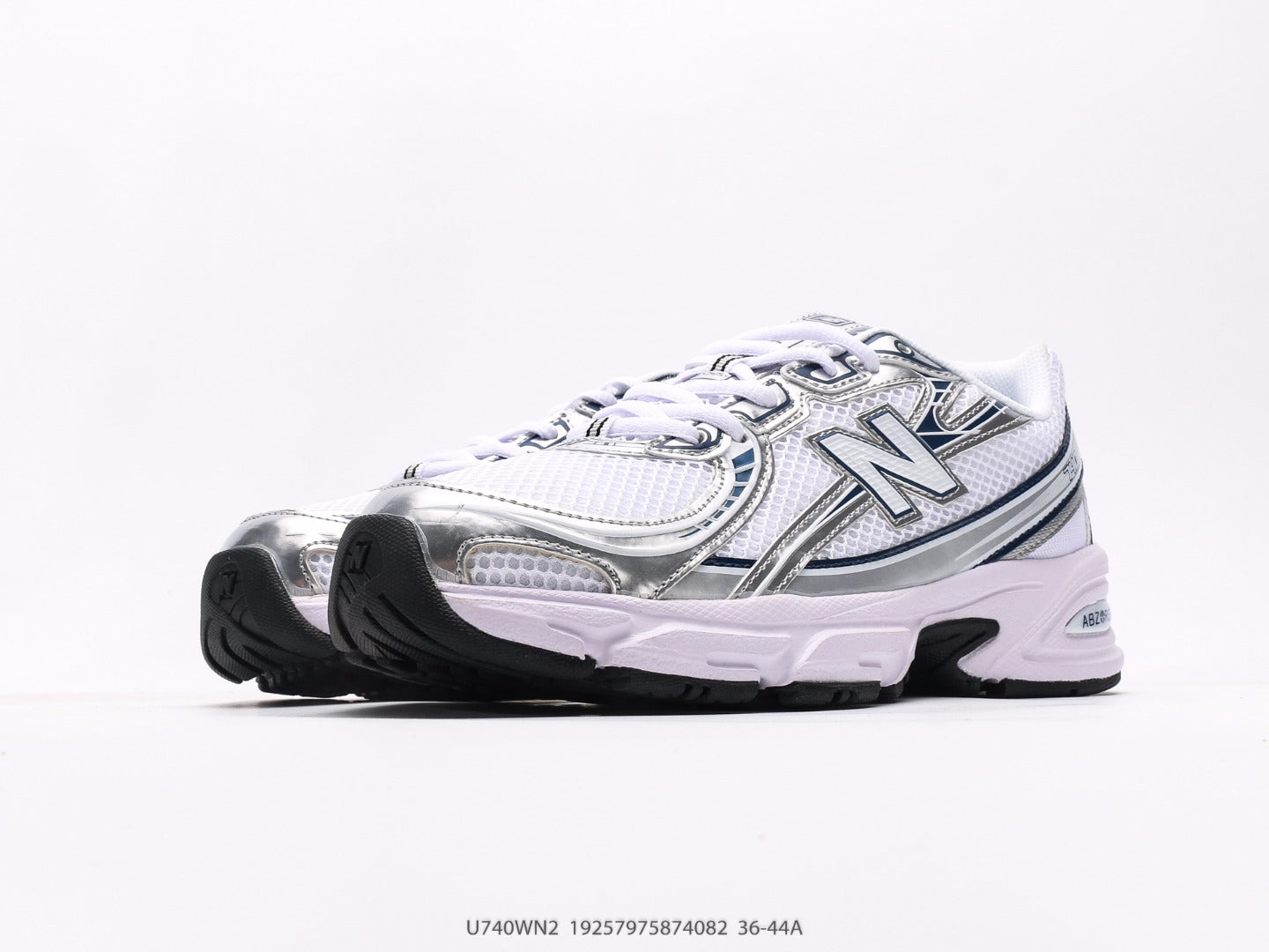 حذاء نيو بالانس 740v2 أبيض فضي