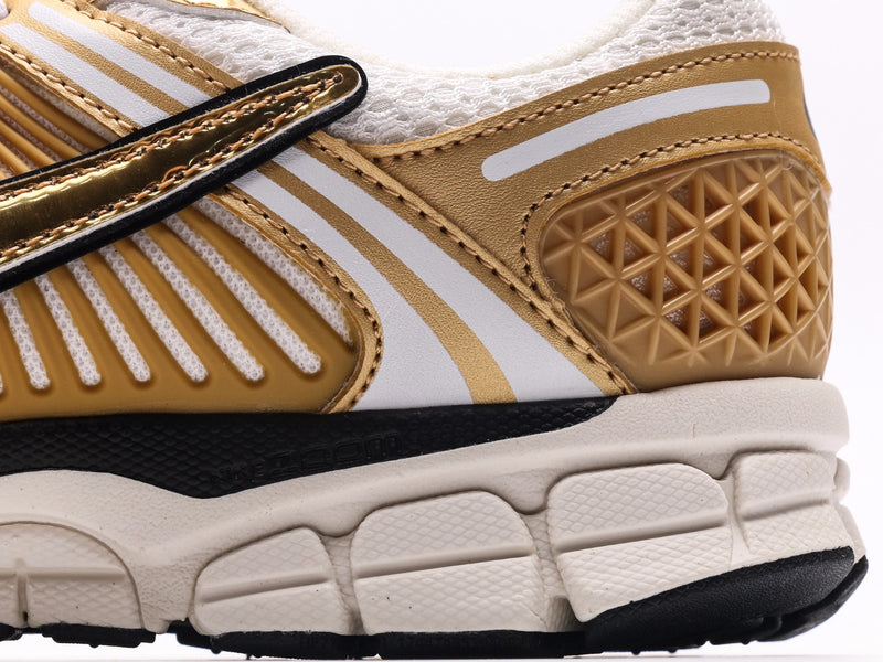 حذاء Nike Zoom Vomero 5 باللون الذهبي المعدني