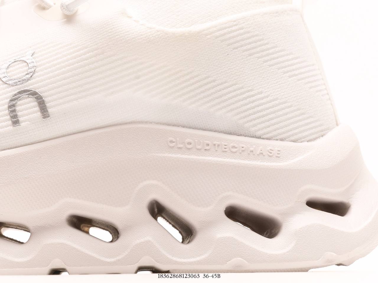 حول تشغيل Cloudtilt LOEWE All White