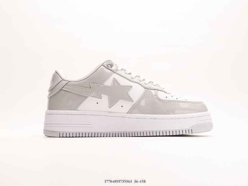 حذاء A Bathing Ape Bape Sta Low من الجلد اللامع باللون الأبيض والرمادي (2023)