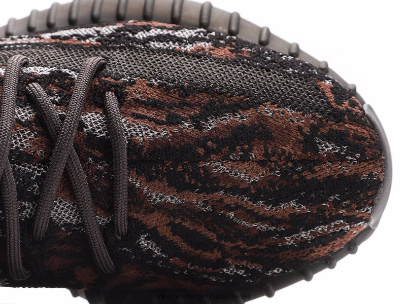 حذاء أديداس YEEZY BOOST 350 V2 باللونين الأسود والأزرق بتصميم تيرانوصور